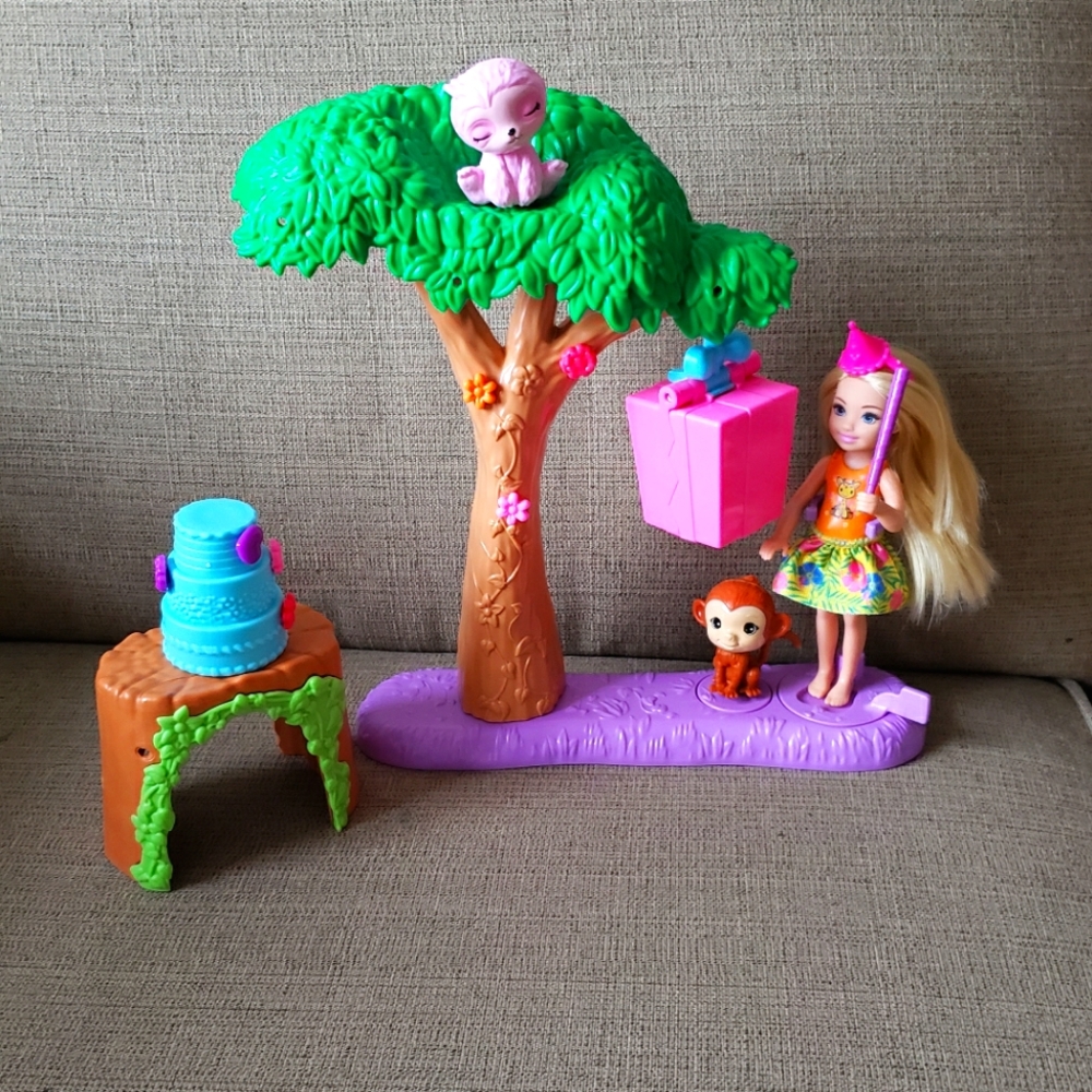 Barbie and Chelsea the lost birthday party fun playset